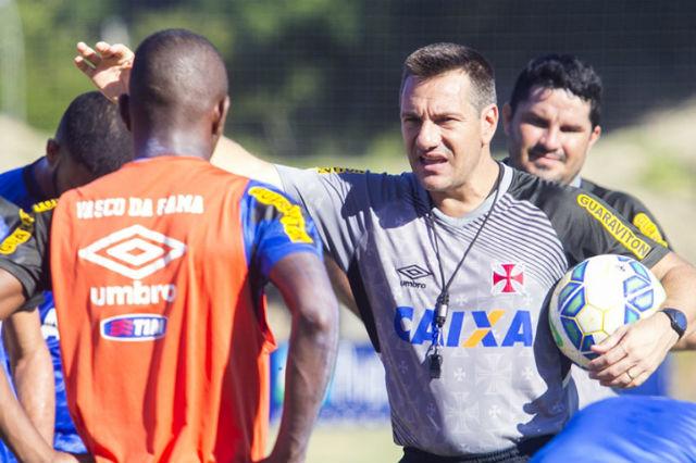 Treinador vascaíno comandou atividade tática na manhã desta quarta-feira em busca de mudanças (Foto: Vasco da Gama)