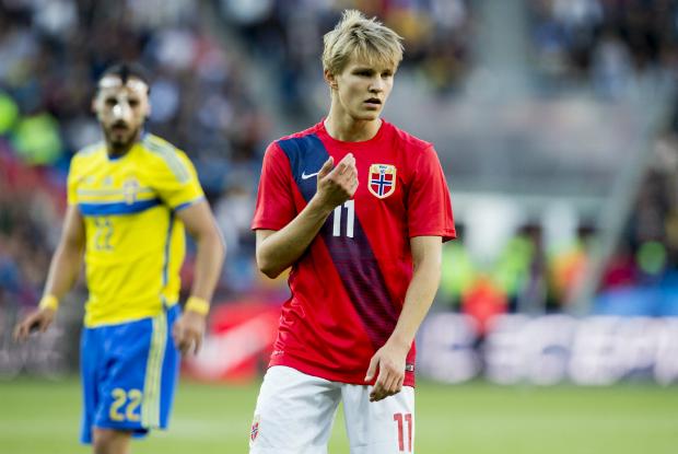 Frente a frente no amistoso entre Noruega e Suécia, Odegaard e Ibra não conseguiram tirar o zero do placar