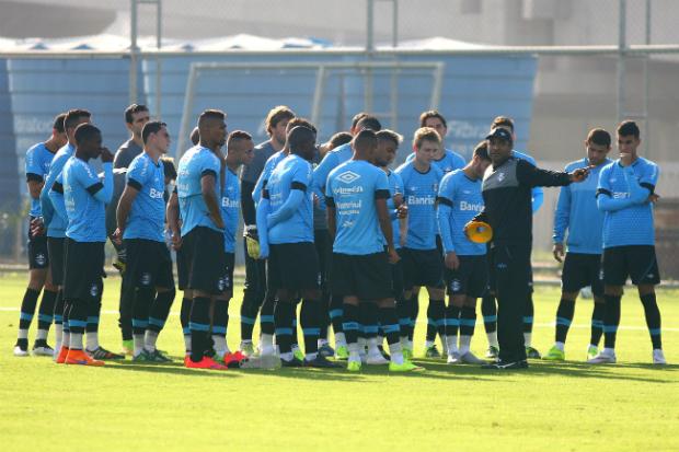 O técnico trabalhou com 12 atletas de linha e sem goleiros, dificultando as previsões de escalação