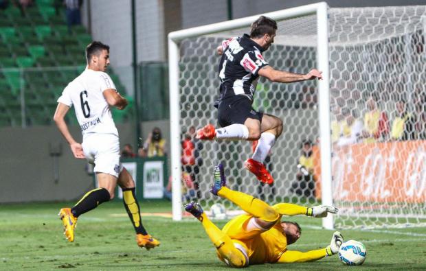 O goleiro Vladimir fez algumas defesas importantes e garantiu que o Santos saísse do Horto somando um ponto