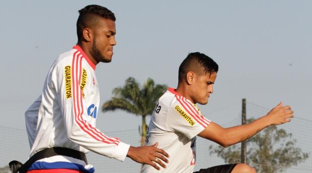 Everton (à direita) ocupou a vaga que era de Marcelo Cirino na equipe rubro-negra no treino desta quarta-feira