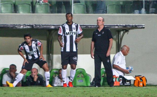 Levir Culpi foi xingado por uma parte da torcida - e apoiado por outra - após trocar Pratto por Jô na partida