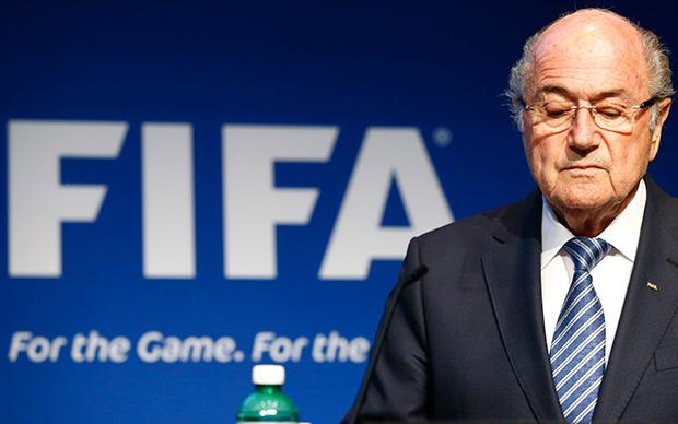 Presidente da Fifa mantém-se no cargo mesmo em meio a escândalos de corrupção crescentes