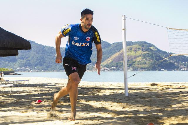 Luan treinou na manhã desta quinta-feira nas areias de Mangaratiba e poderá voltar ao time no sábado (Foto: Paulo Fernandes)