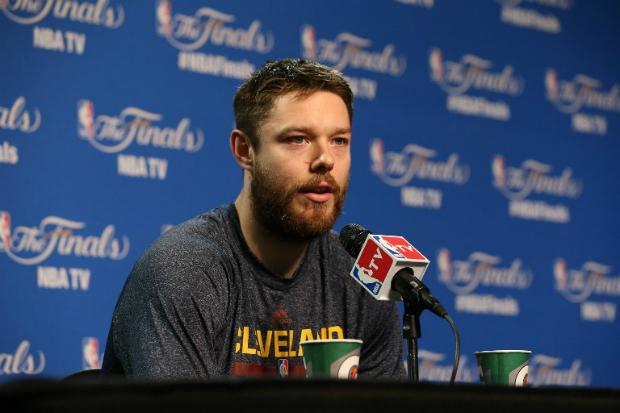 Dellavedova deixou a quadra com desidratação grave, mas passou por tratamento e poderá atuar nesta quinta-feira