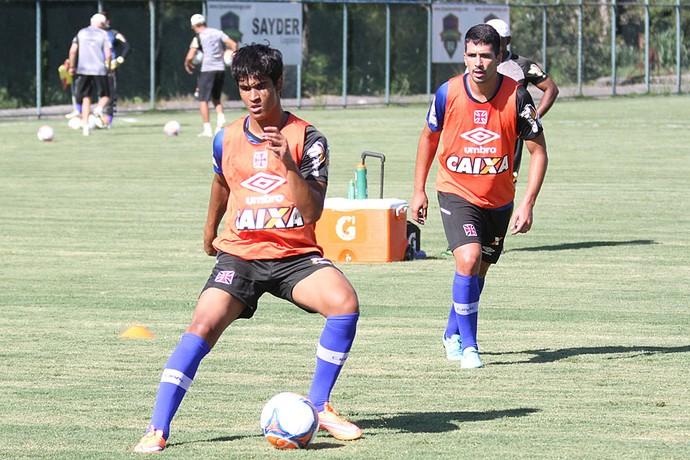 Matheus Índio (à frente) tinha empréstimo de quatro meses com o Vasco; agora, assinou por três anos