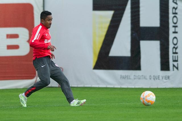 Jorge Henrique, recuperado de lesão, treinou normalmente e será titular contra o Corinthians