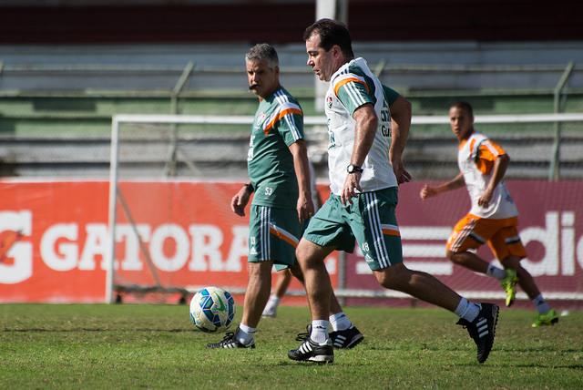 Literalmente, Enderson Moreira participou do rachão com seus jogadores durante treinamento