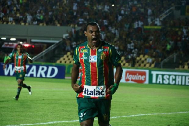 Diones foi autor do segundo gol do Sampaio Corrêa na vitória sobre o Criciúma por 3 a 1