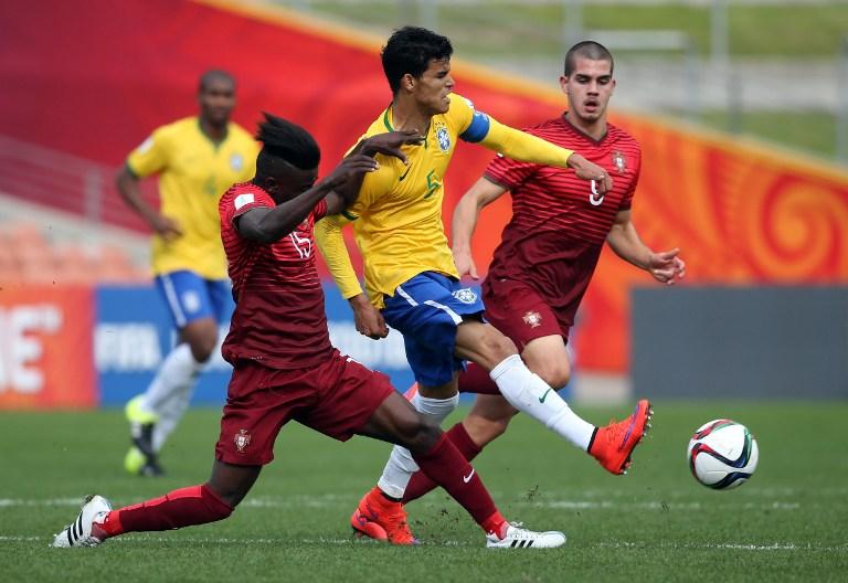 Com muitas dificuldades durante o jogo, o Brasil passou por Portugal e foi à semi do Mundial sub-20