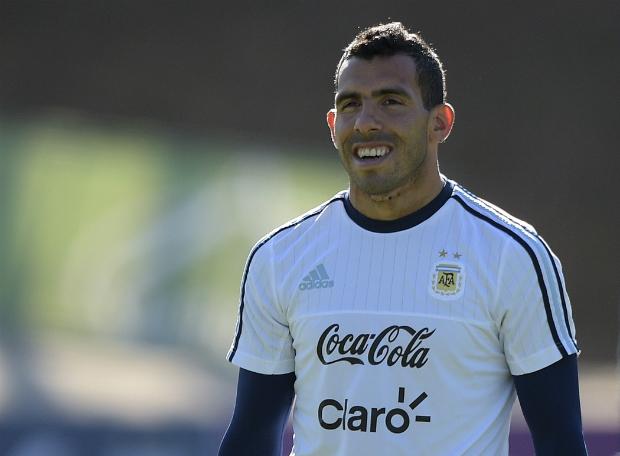 Enquanto os dois clubes brigam pela sua contratação, Tevez está a serviço da seleção da Argentina