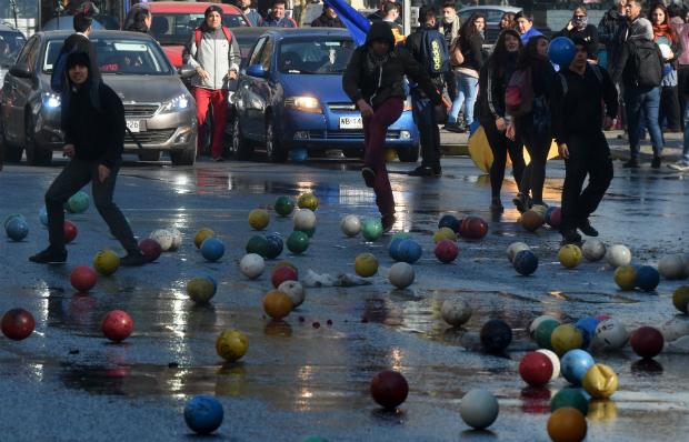 Em ato realizado na última quinta-feira, os manifestantes atiraram bolas coloridas contra a polícia (Foto: PABLO PORCIUNCULA / AFP)
