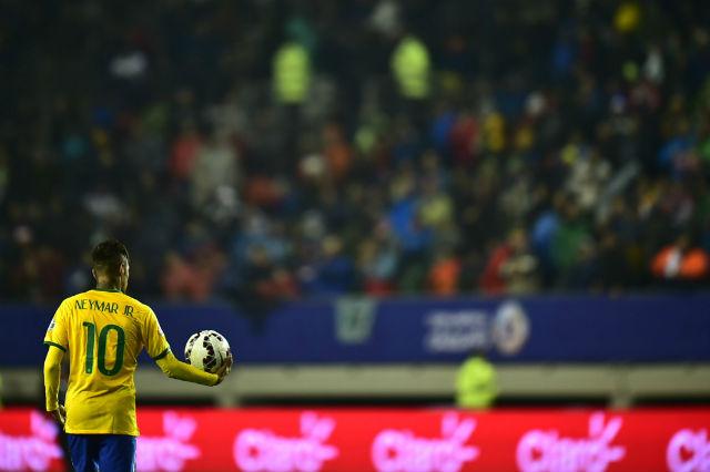 Referência da Seleção, Neymar admite que Messi é o dono da Bola de Ouro, mas quer estar na cerimônia da Fifa