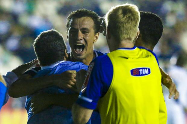 Destaque na vitória sobre o Vasco, Damião (centro) pede Cruzeiro no mesmo nível nas próximas rodadas (Foto: Marcelo Regua/Light Press)