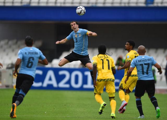 Godín (ao centro) prega trabalho em equipe para conter Messi e ataque da Argentina nesta terça