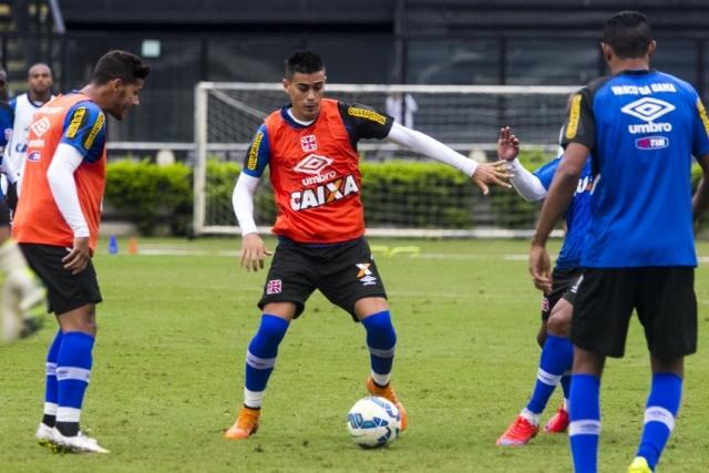 Elenco do Vasco treinou na manhã desta terça-feira, mas de portões fechados (Foto: Paulo Fernandes)