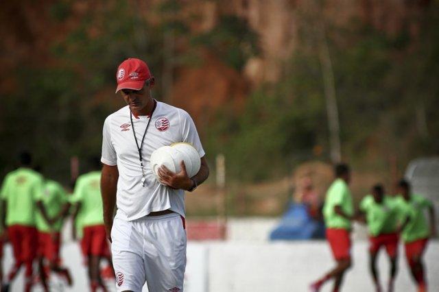 Técnico quer retomar sequência de vitórias para não sair da cola do Botafogo (Foto: Náutico)