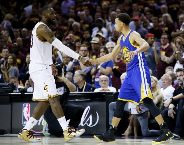 O astro dos Cavaliers cumprimenta Stephen Curry momentos antes do título dos Warriors (Foto: Ezra Shaw)