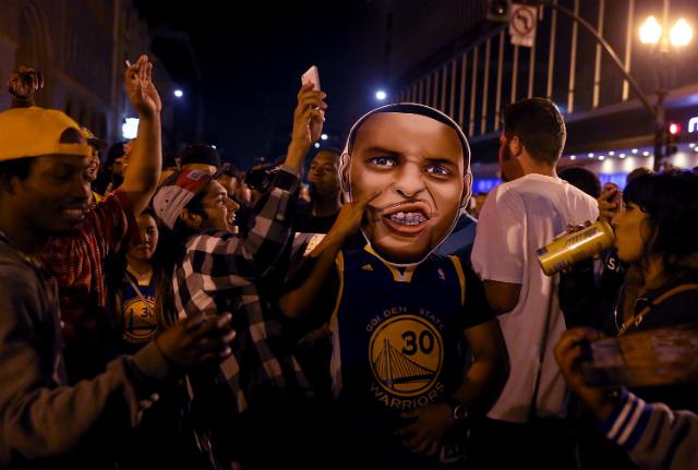 O MVP Stephen Curry foi idolatrado pelos fãs dos Warriors nas ruas de Oakland (Foto: Justin Sullivan)