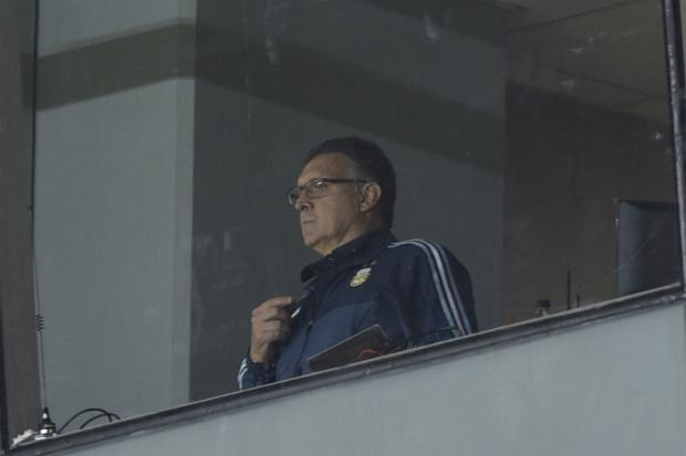 Expulso ainda no primeiro tempo por invadir o gramado, Martino acompanhou das tribunas o restante da partida contra Uruguai (Foto: Juan Mabromata)