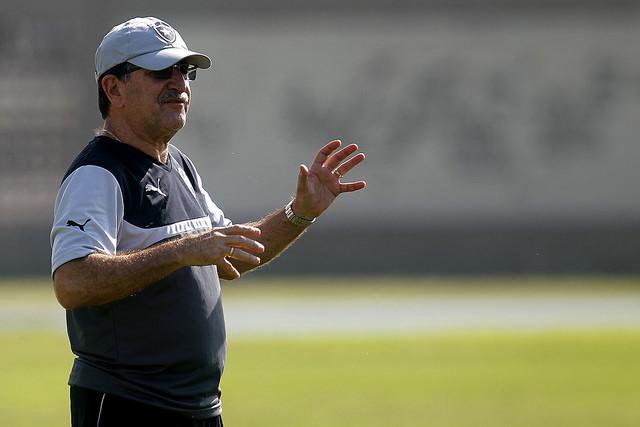 Técnico René Simões comandou treino nesta quarta-feira
