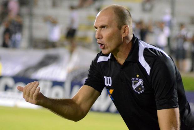 O técnico abecedista orientou uma atividade tática em campo reduzido e com elenco dividido