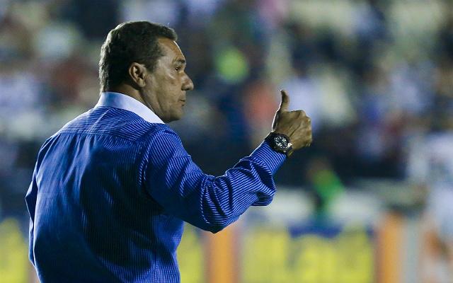 O técnico Vanderlei Luxemburgo aguarda resposta do departamento médico para escalar o time