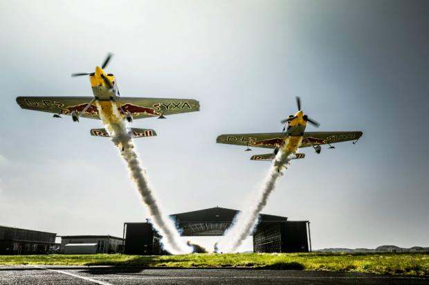 A dupla inglesa formada por Paul Bonhomme e Steve Jones atravessou o hangar no País de Gales (Foto:Olaf Pignataro)