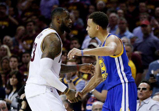 As finais colocaram lado a lado LeBron James, melhor jogador do mundo, e Stephen Cyrry, MVP da temporada (Foto: Ezra Shaw)
