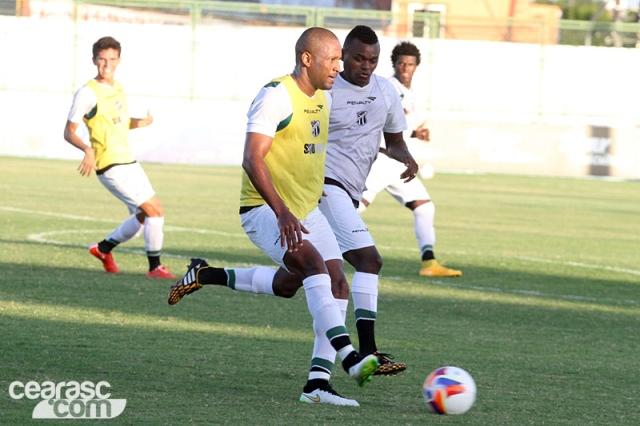 Sandro Manoel (sem colete) é o líder de passes certos do Campeonato Brasileiro Série B(Foto: Rafael Barros/Ceará)