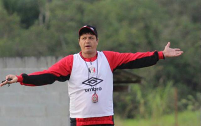 O técnico Adílson Batista testou uma formação com três zagueiros no treino do Joinville