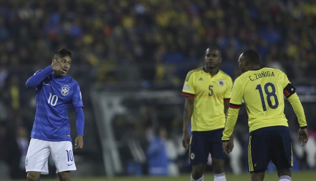 Reencontro de Neymar com Zuñiga teve divididas duras e xingamento na Copa América (Foto: Nelson Almeida)
