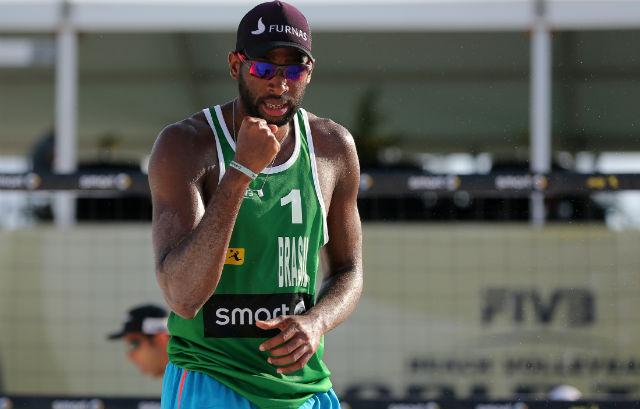 Parceiro de Pedro no Circuito, Evandro comemora vitória sobre polacos que garantiu vaga nas oitavas (Foto:FIVB)