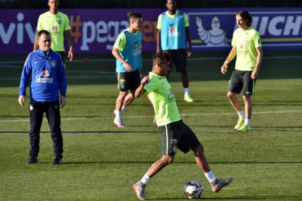 Desfalque por suspensão automática, Neymar (ao centro) treinou entre reservas neste sábado