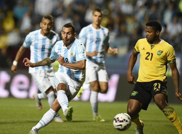 Devendo se apresentar ao Boca após a Copa América, Tevez entrou no segundo tempo e pouco fez em campo