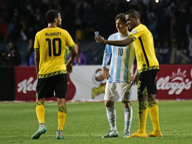 Apesar da desclassificação na Copa América, atacante Brown se dá por satisfeito após foto com Messi