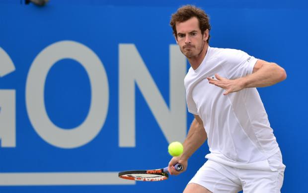 Andy Murray passou por Viktor Troicki para alcançar a quarta decisão no Queen's Club