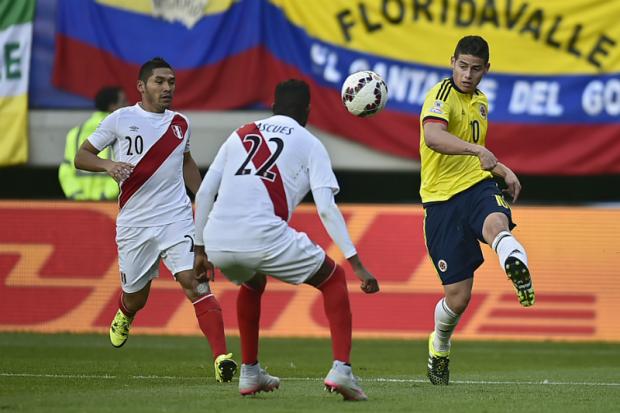 Apagado no primeiro tempo, James Rodríguez (à dir.) não conseguiu melhorar a ponto de garantir avanço da Colômbia (Foto: Rodrigo Buendia)