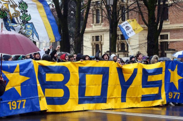 Torcida do Parma protesta contra má situação financeira do clube que já teve Buffon, Cannavaro, Verón e Crespo