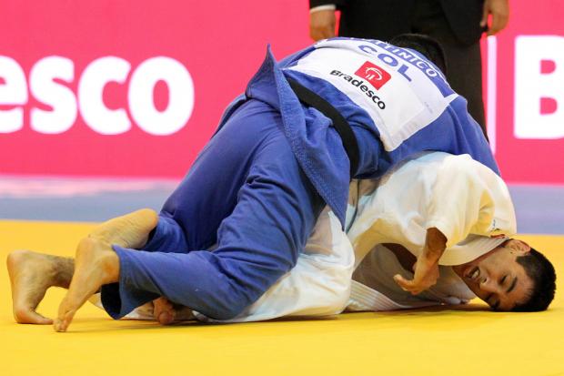 No primeiro combate, Eric Takabatake fez o primeiro ponto brasileiro, derrotando John Futtinico na categoria até 60 kg (Foto: Gaspar Nóbrega / Inovafoto / Bradesco)
