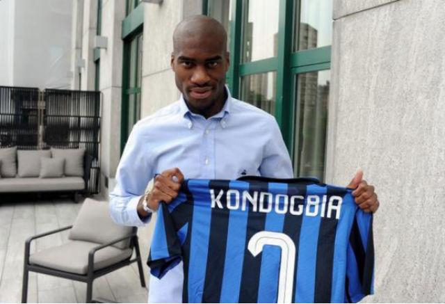 Francês Kondogbia assina com Inter e é aclamado pelos torcedores na sede do clube