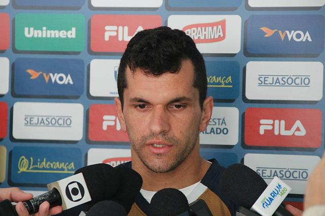 Para o lateral esquerdo Eltinho, pensar somente em não cair para a Série B é muito pouco para o Avaí