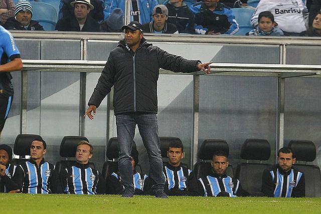 Roger Carvalho, técnico do Grêmio, definiu Lucas Ramon e Marcelo Hermes nas laterais para o próximo jogo