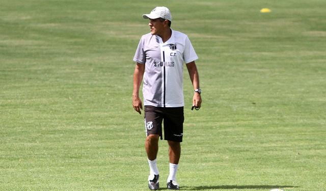 Silas espera conseguir resultados positivos fora de casa e tirar o time do Z4 (Foto: Cerá SC)