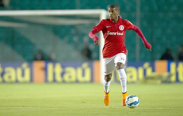 Artur, lateral esquerdo reseva de Geferson, está com a coxa direita lesionada e deve ficar de fora por 10 dias