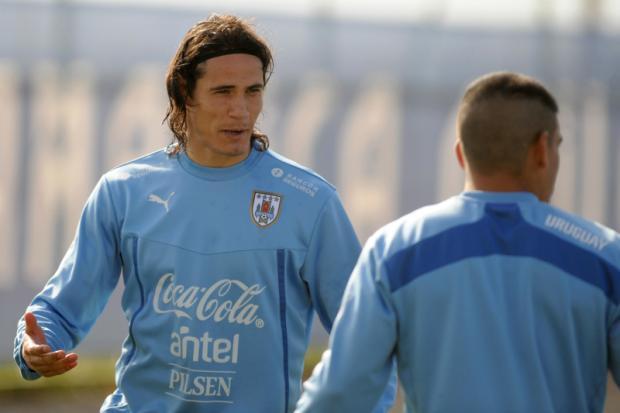 Cavani segue se preparando para duelo com Chile mesmo com abalo psicológico por acidente do pai (Foto: Vladimir Rodas)