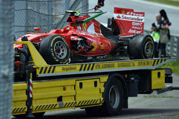 Raikkonen bateu o carro ainda na primeira volta do GP da Áustria, ficando de fora da corrida (Foto: ANDREJ ISAKOVIC / AFP)