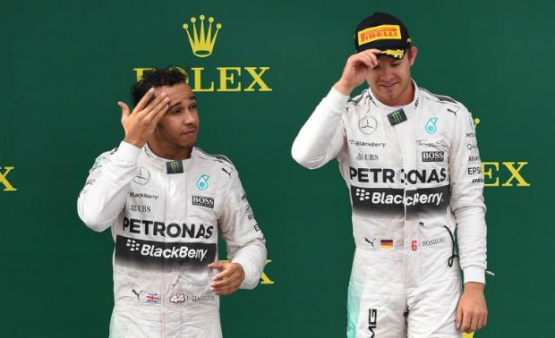 Hamilton (E) e Rosberg (D) disputam as primeiras posições na classificação geral (Foto: JOE KLAMAR / AFP)