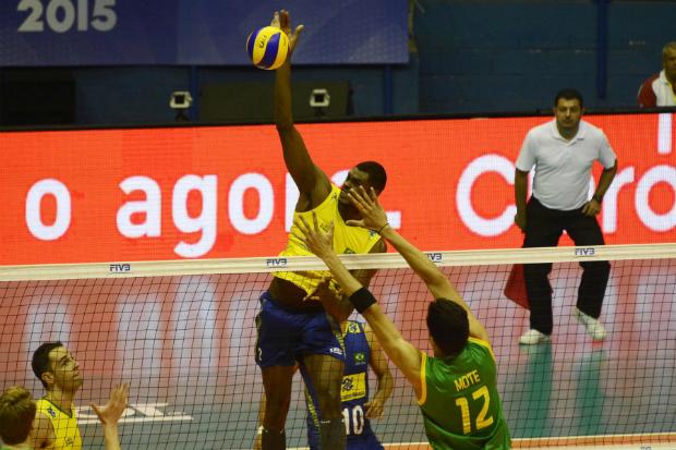 Com 24 anos, Isac se prepara junto da seleção para partida contra Austrália