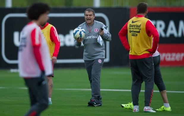 Com os dois enfim à disposição, Aguirre deve formar o ataque com Nilmar e Lisandro López no domingo